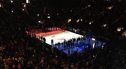 Η γαλλική σημαία στο παρκέ του Madison Square Garden (pic)