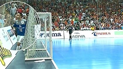 Έφτυσε οπαδό ο Φαλκάο (video)