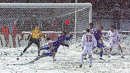 Έπαιξαν μπάλα σε δύο μέτρα χιόνι στη Ρωσία (video)