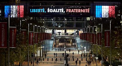 Άλλοι επιστρέφουν εισιτήρια, άλλοι αγοράζουν