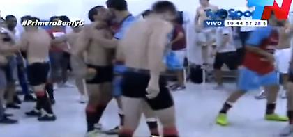 Ανέβηκε η ομάδα τους και φιλήθηκαν στο στόμα (video)