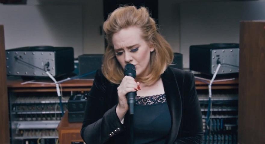 Σαρώνει και το νέο τραγούδι της Adele