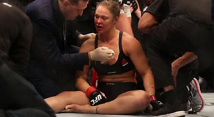 Ψυχολογικό ράκος η Ράουζι, κρύβει το πρόσωπό της (video)