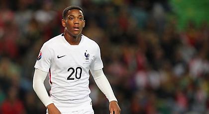 Έφυγε με πατερίτσες από το «Γουέμπλεϊ» ο Μαρσιάλ (video)