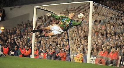 «Χρόνια πολλά» με… αποκρουσάρα στον Σμάιχελ! (video)