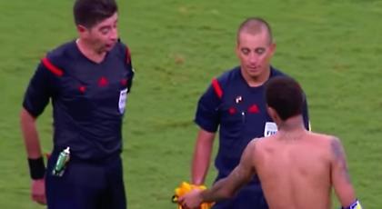 Αρνήθηκε τη φανέλα του Νεϊμάρ ο διαιτητής (video)