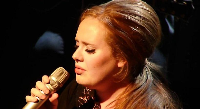 Το τραγούδι της Adele για τα θύματα στο Παρίσι (video)