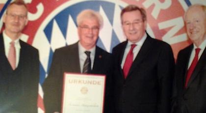 Η Μπάγερν τίμησε Έλληνα δημοσιογράφο