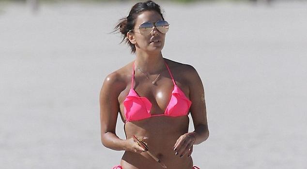 Ξανάφερε το καλοκαίρι με το «καυτό» ροζ μπικίνι η Εύα Λονγκόρια (pics)