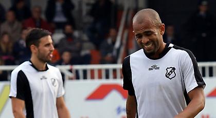 «Κλείνουμε τα αυτιά μας και προχωράμε»