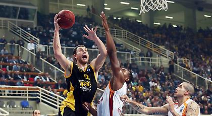 Κρατά το χειροκρότημα