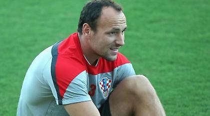 Ποζάρει κρατώντας όπλο ο Σίλντενφελντ (pic)