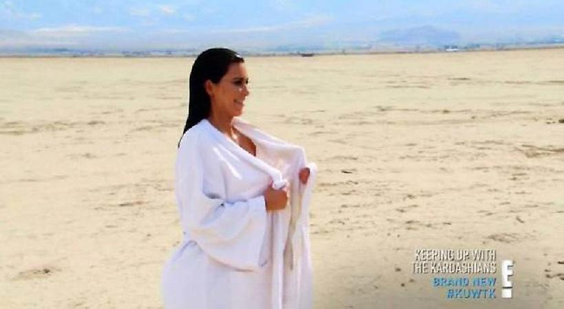 Γυμνή στην έρημο η Κιμ (pics)