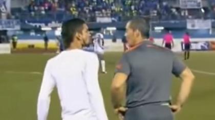 Πέσιμο του παίκτη στον προπονητή που τον έκανε αλλαγή (video)