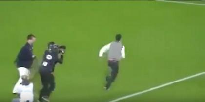 Απίστευτο: Έγινε «καπνός» όταν η κοπέλα του τον ζήτησε σε γάμο στο γήπεδο (video)