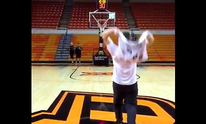 Απίστευτο σουτ με πετσέτα! (video)