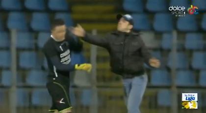 Τερματοφύλακας πλακώθηκε με εισβολέα οπαδό και αποβλήθηκε (video)