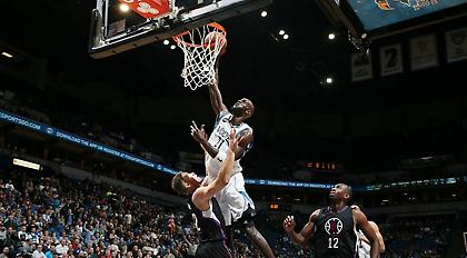 Τρομερό κάρφωμα του 39χρονου Γκαρνέτ πάνω στον Γκρίφιν (video)