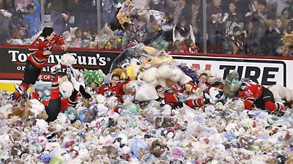 «Έβρεξε» αρκουδάκια σε αγώνα χόκεϊ (video)