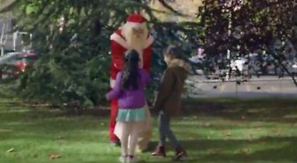 Ο Κέιλορ Νάβας ντύθηκε Άγιος Βασίλης και πρόσφερε χαρά σε παιδί με αναπηρία (video)