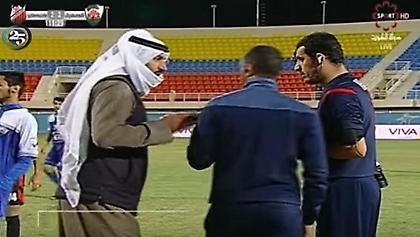 Σεΐχης στο Κουβέιτ πλάκωσε στο ξύλο διαιτητή (video)