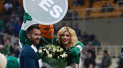 Πρόταση γάμου στο ΟΑΚΑ (pics)