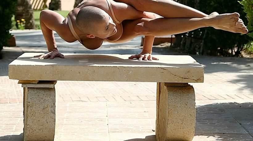 Ρωσίδα δασκάλα γιόγκα βάζει φωτιά στο Instagram με τις ημίγυμνες πόζες της