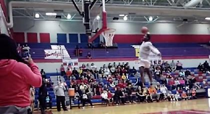 ΑΠΙΣΤΕΥΤΟ: Λυκειόπαιδο έκανε «ανεμόμυλο» από τη βολή (video)