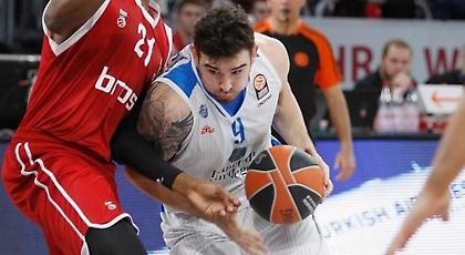 Ο Ζήσης βαρέθηκε λιγότερο στην «αγγαρεία»