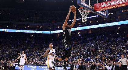 Ο Giannis καρφώνει τους Γουόριορς (video)