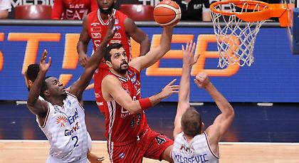 Με το ζόρι η Αρμάνι