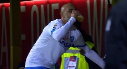 Σκόραρε και πανηγύρισε πίνοντας... μπύρα (video)