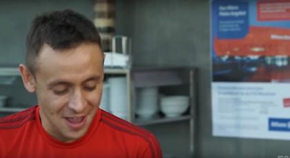 Ο Ραφίνια της Μπάγερν τραγουδάει (και αρκετά καλά) το: «ai se eu te pego»! (video)