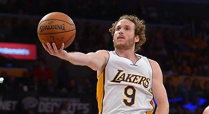 Εξετάζει Χουέρτας η Αρμάνι