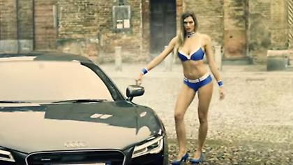 Οι «μαχητές» της Μίλαν και η καυτή τιμωρός (video)