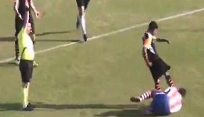 Τον «ξάπλωσε» και μετά τον κλώτσησε στο κεφάλι! (video)