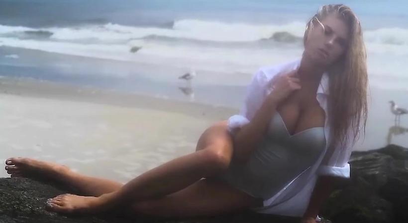 Τι καλύτερο δώρο από τη Charlotte McKinney;