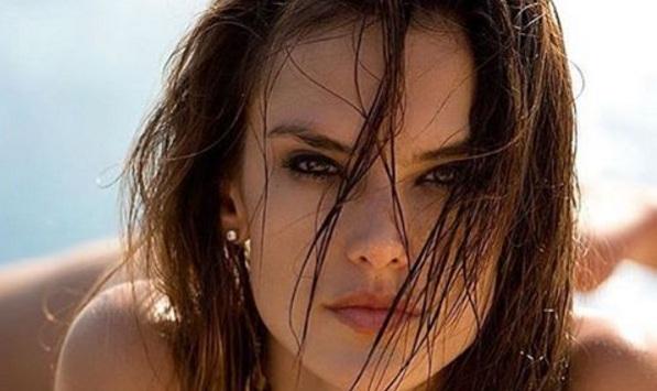 Η Αλεσάντρα Αμπρόζιο «ανεβάζει» τη θερμοκρασία χειμωνιάτικα με το μπικίνι της (pics)