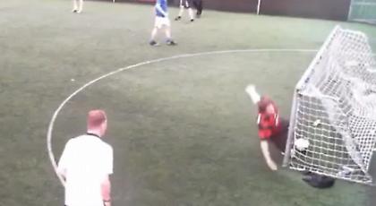 Ας ευχηθούμε Καλά Χριστούγεννα σε αυτόν τον τερματοφύλακα (video)