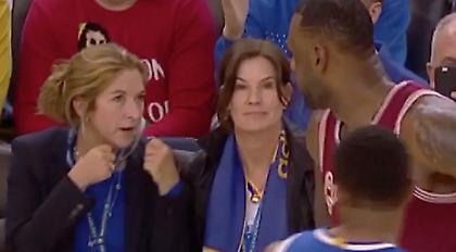 Το θανατηφόρο βλέμμα του Λεμπρόν στη φίλαθλο που τον κορόιδεψε (video)