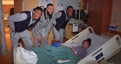 Επίσκεψη Μπακς και Αντετοκούνμπο σε παιδικό νοσοκομείο