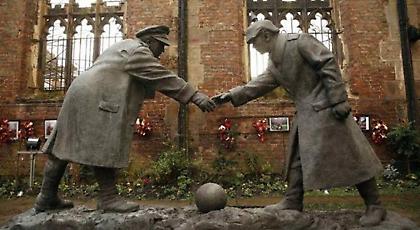 Η ιστορία της πιο περίεργης ανακωχής στα χαρακώματα για να παίξουν ποδόσφαιρο και ανταλλάξουν δώρα