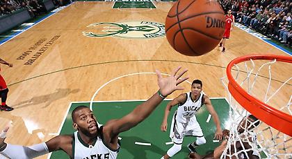 Απίστευτη κατάρρευση για Μπακς, στα ρηχά ο Giannis