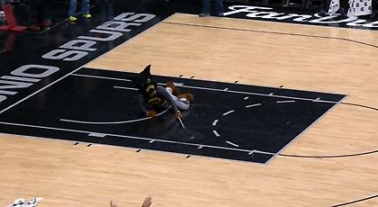 Η μασκότ των Σπερς έπιασε νυχτερίδα!