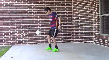 Πιτσιρικάς κάνει γκελάκια με χαρτί υγείας (video)