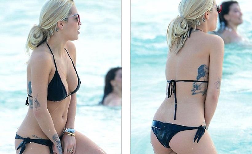 Η Rita Ora ξαναχτυπά με νέο καυτό μπικίνι και ένα σέξι «ατύχημα»