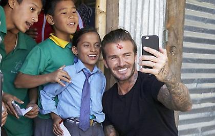 Ο Μπέκαμ παίζει ποδόσφαιρο με παιδιά στην Αφρική και την Ασία