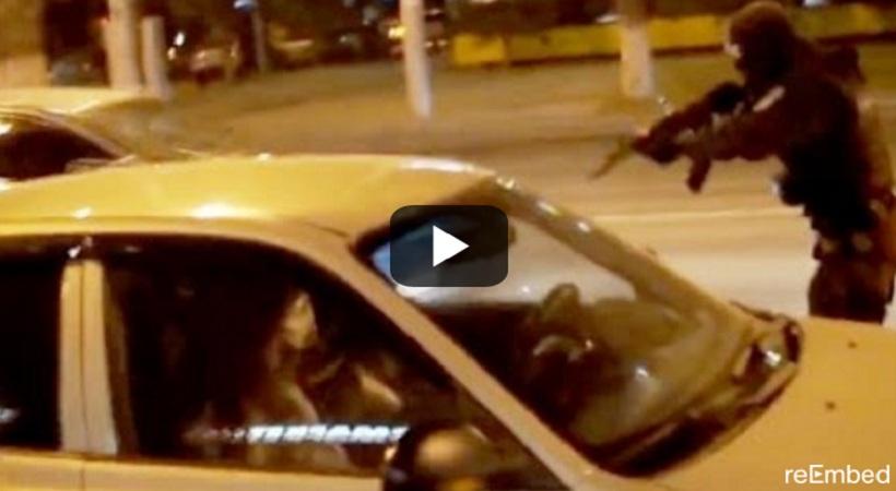 Βίντεο: Της έκανε πρόταση γάμου με... απειλή όπλου