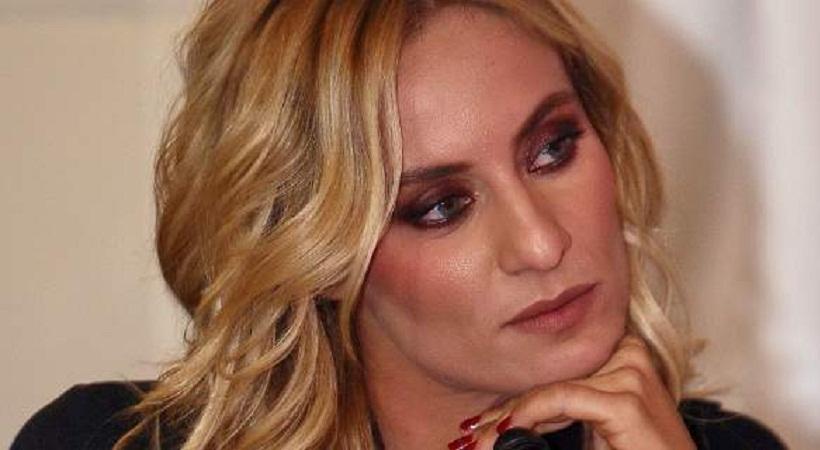 Η Μελέτη έκανε «ποδαρικό» με μαγιό, πάνω στη σανίδα του σερφ  (pics)