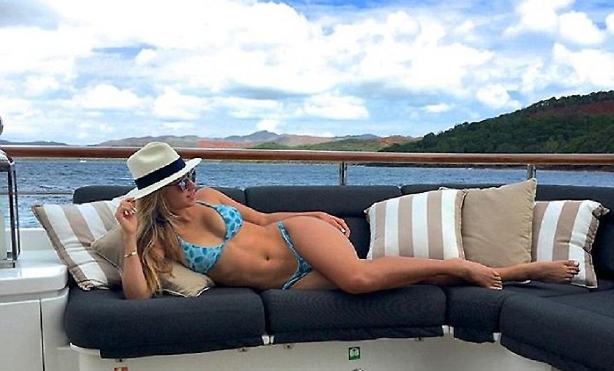 18χρονη πλούσια ξανθιά ζει πολυτελή ζωή με τα λεφτά του μπαμπά